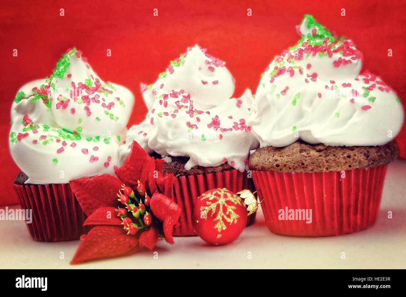 Bunte Weihnachts Cupcakes mit Textfreiraum Stockfoto