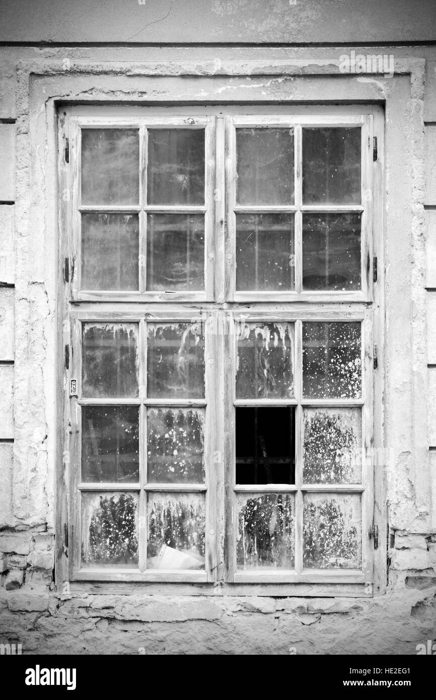 Alten gebrochenen geschlossenen Fenster in schwarz / weiß Stockfoto