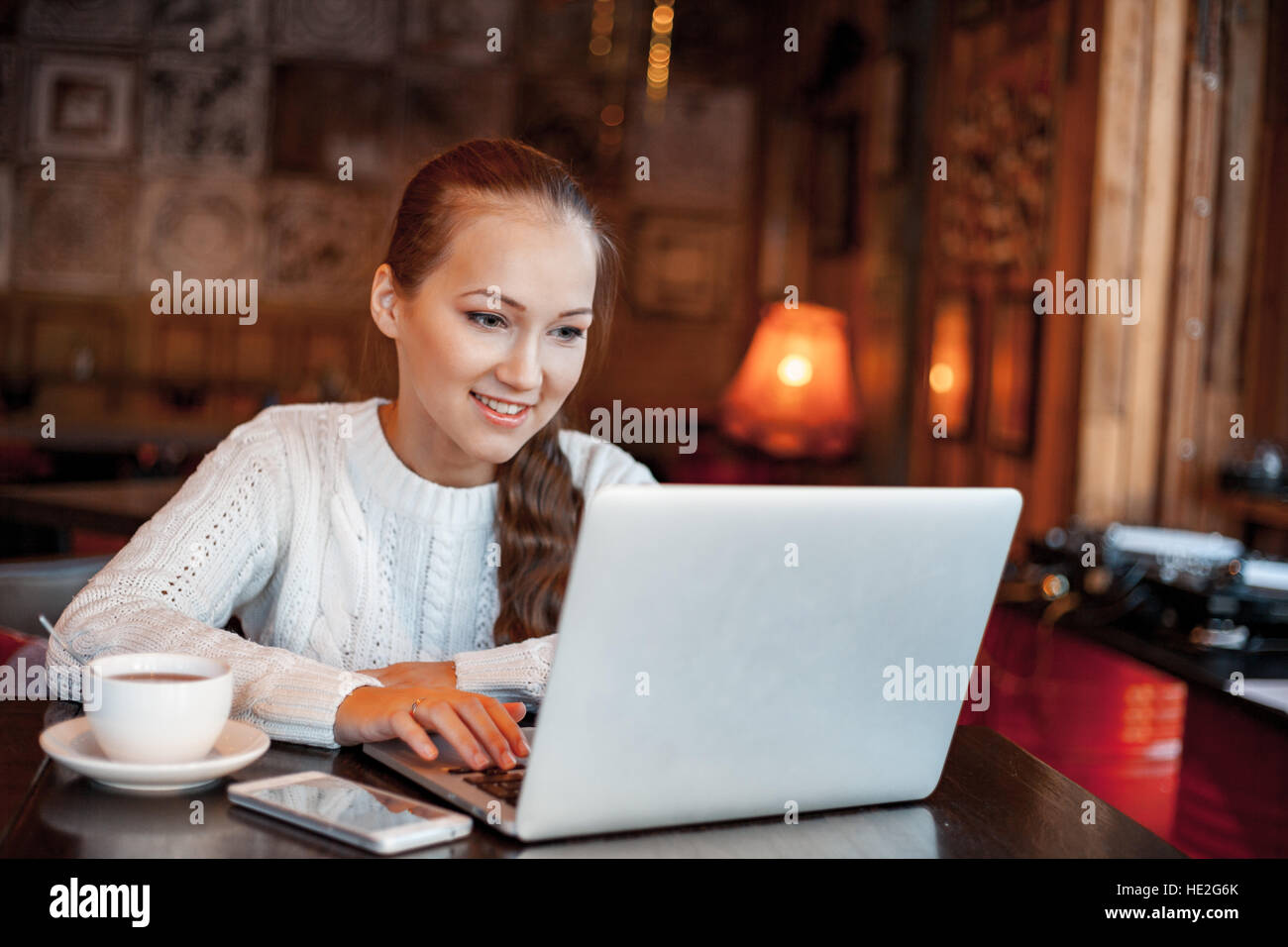 Yong-Frau eine Arbeit am Laptop im café Stockfoto