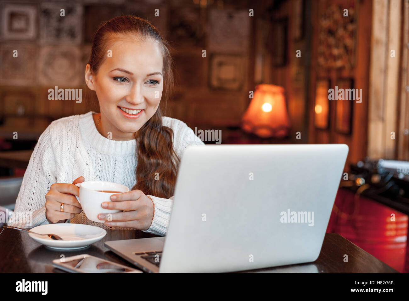 Yong-Frau eine Arbeit am Laptop im café Stockfoto