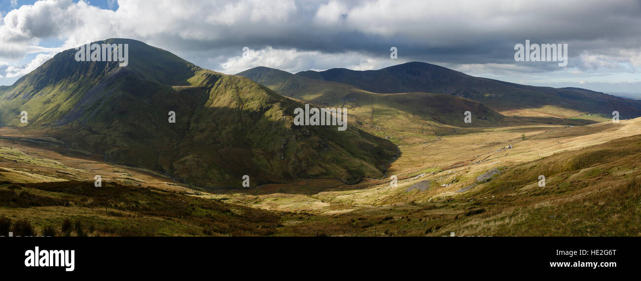 Blick über das Afon Arddu-Tal vom Llanberis-Pfad hinauf zum Snowdon, Snowdonia-Nationalpark (Eryri), Gwynedd, Wales Stockfoto