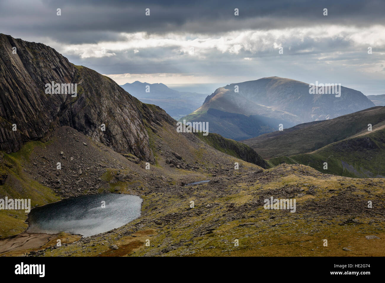 Blick vom Llanberis-Pfad in der Nähe des Gipfels von Snowdon (Yr Wyddfa) auf den kleinen See Llyn du’r Arddu, Snowdonia-Nationalpark (Eryri), Wales. Stockfoto