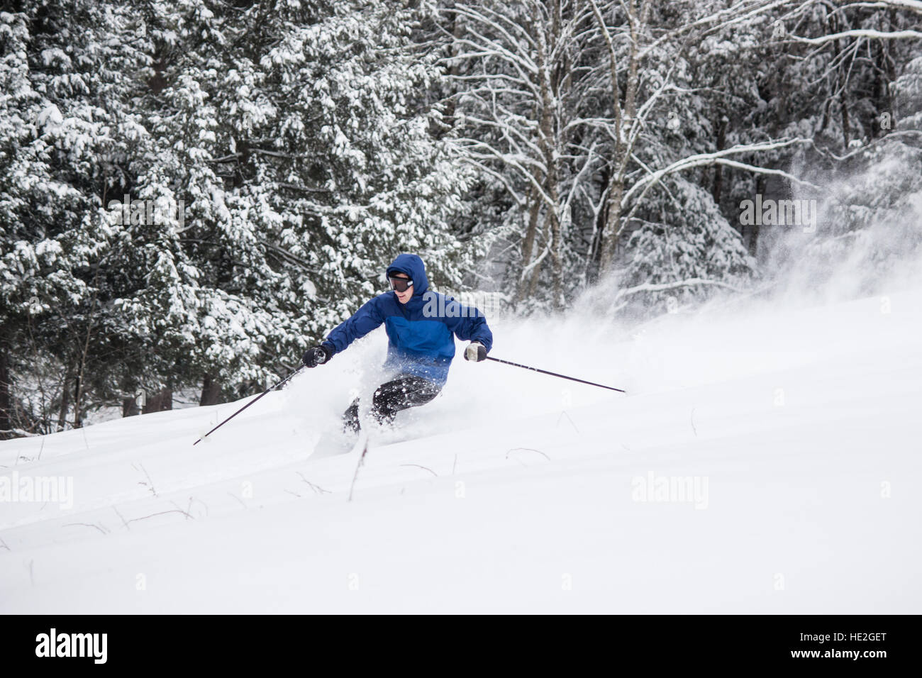 Ski Teen in blaue Jacke Pulver sprühen Stockfoto