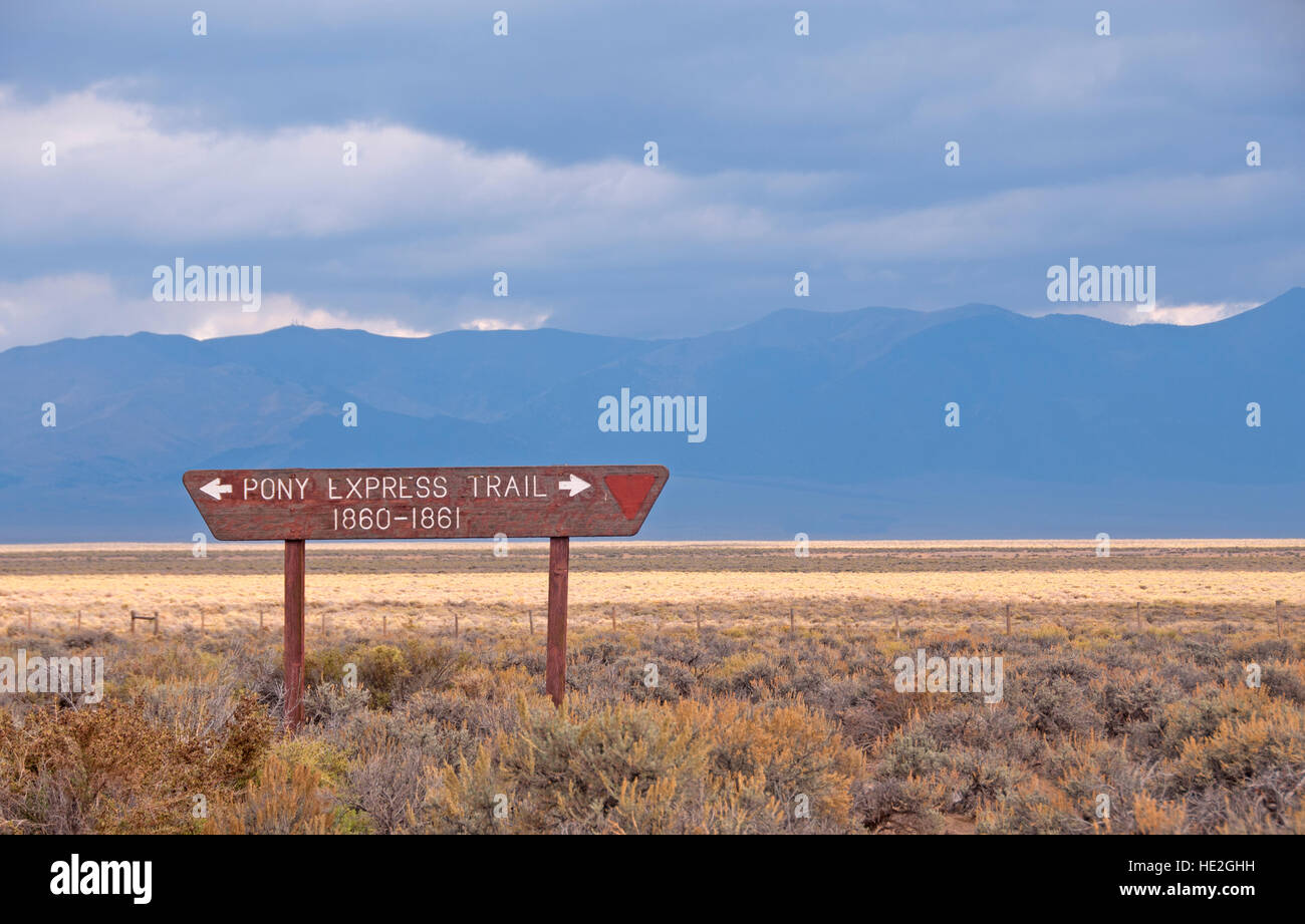 Pony Express Trail Marker westlich von Austin, Nevada, am U.S. Highway 50, der Lincoln Highway, der Loneliest Road in America, Stockfoto