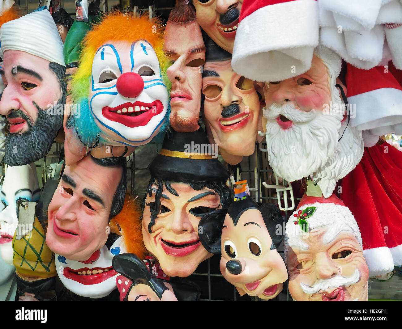 Reihe von bunten Masken auf dem Display zum Verkauf an Annaberger Stockfoto