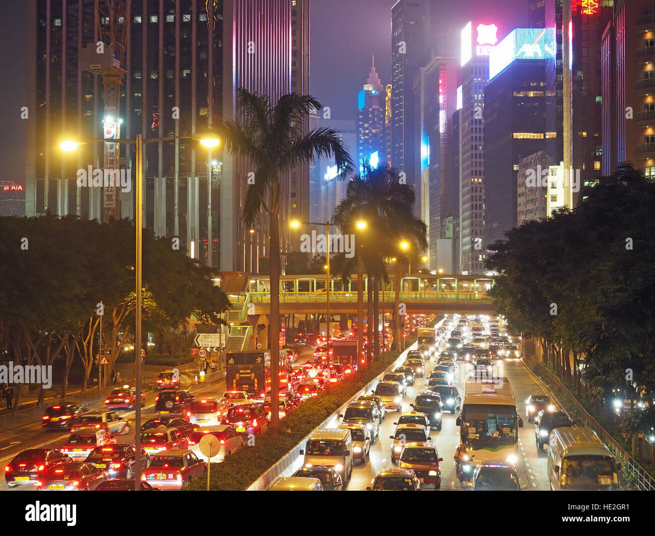 Blick hinunter auf Hong Kong Hauptverkehrszeit verkehrsreichen Suche entlang Gloucester Road in Wan Chai in der Nacht Stockfoto