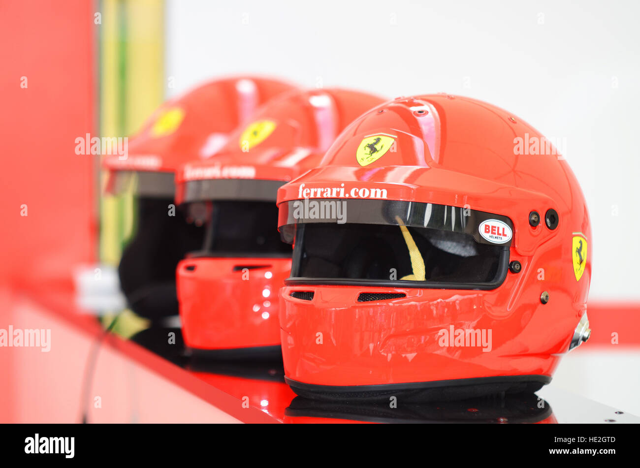 Eine Reihe von Crashhelmen der Marke Ferrari. Sicherheitsausrüstung Stockfoto