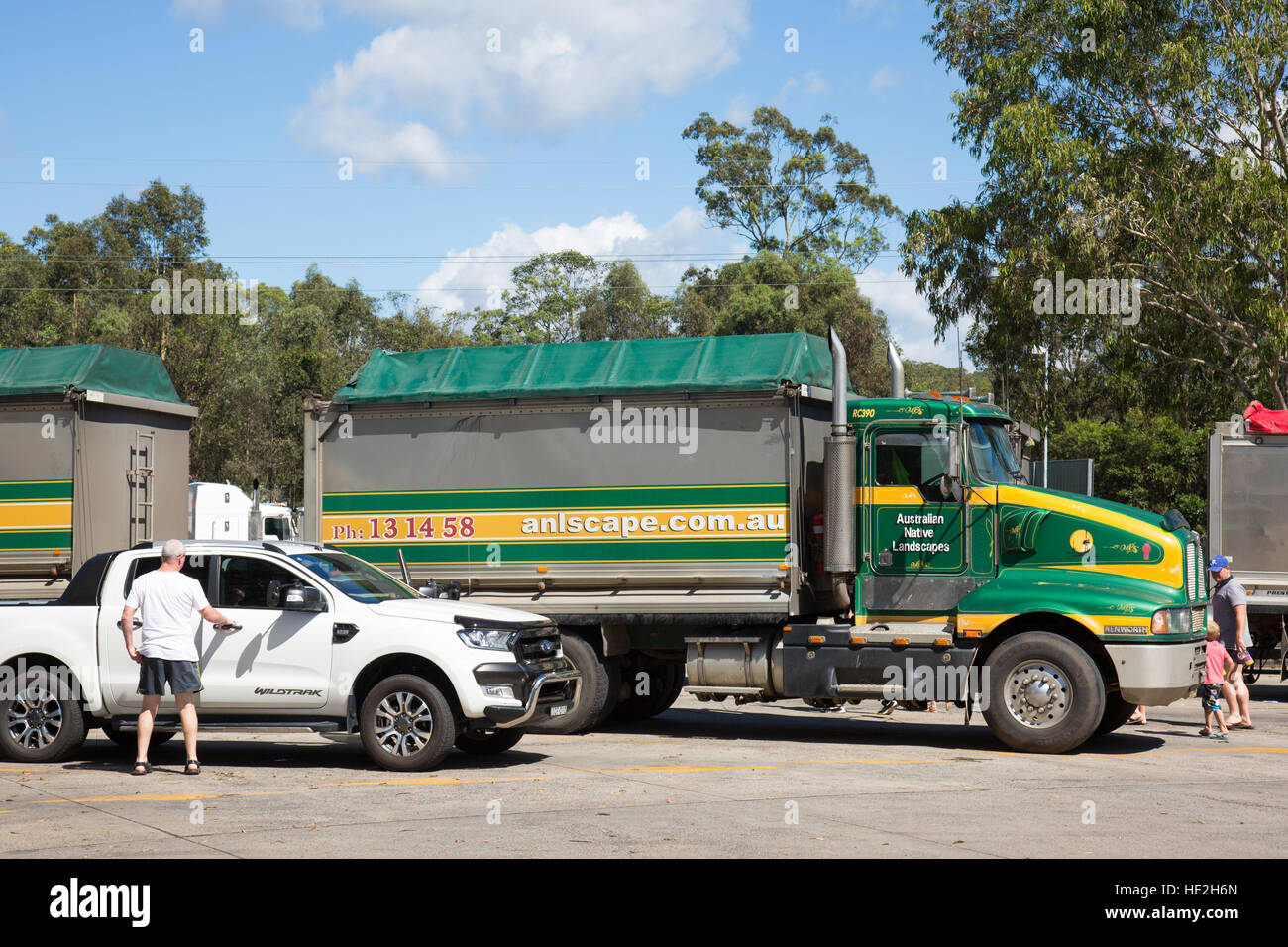 Australische LKW und Fahrer eine Pause, New-South.Wales, Australien Stockfoto