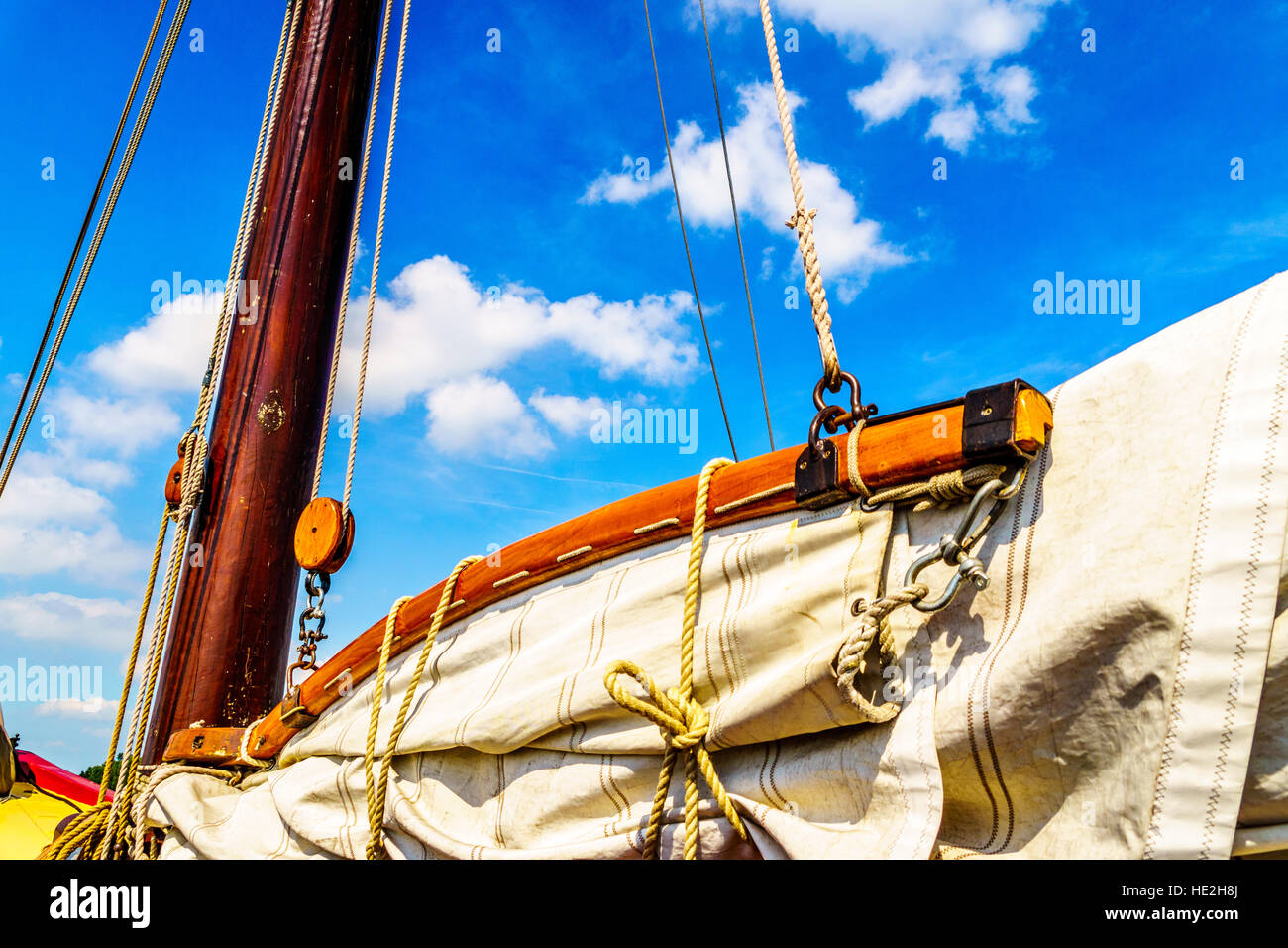 Mast, Ausleger, Rigg und Segel eines historischen Botter Bootes im Hafen Bunschoten-Spakenburg in den Niederlanden Stockfoto