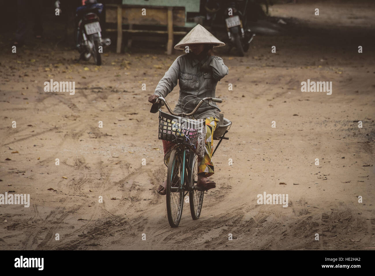 Vietnamesin in Strohhut auf klassische Push bike Stockfoto