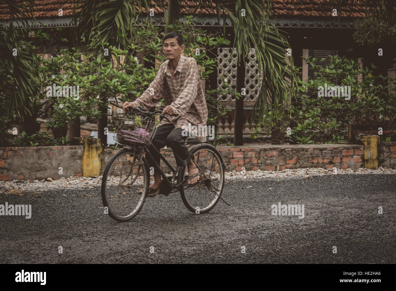 Applying vietnamesischen Mann auf klassische Push bike Stockfoto