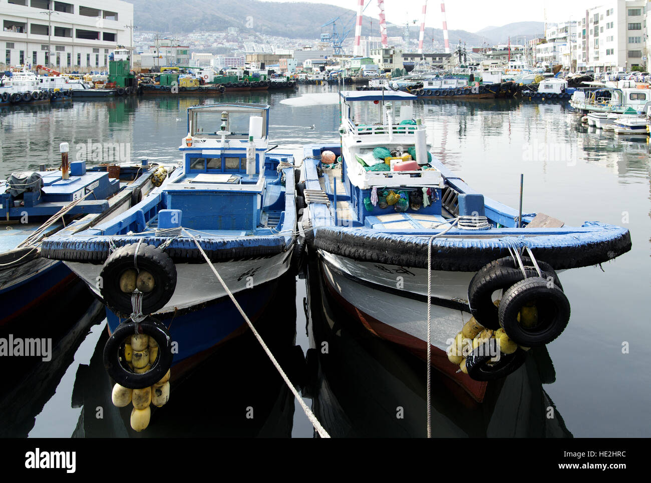 Busan, Südkorea - 23. März 2016: Busan, Angelboote/Fischerboote in einer der Buchten des Hafens Busan Stockfoto