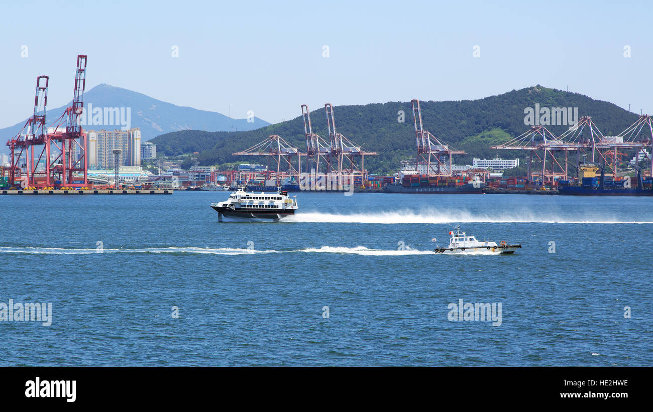 Busan, Südkorea - 2. Juni 2016: Busan, eine Art am Hafen mit einem Lotsen-Boot und der Fähre Tragflügelboot. Stockfoto