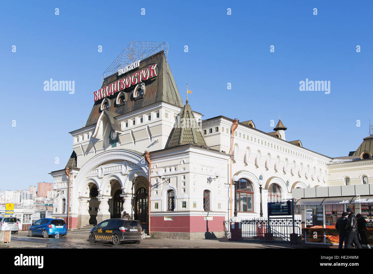 Wladiwostok, Russland - 17. Januar 2015: Wladiwostok, Fassade des Bahnhofs. Stockfoto