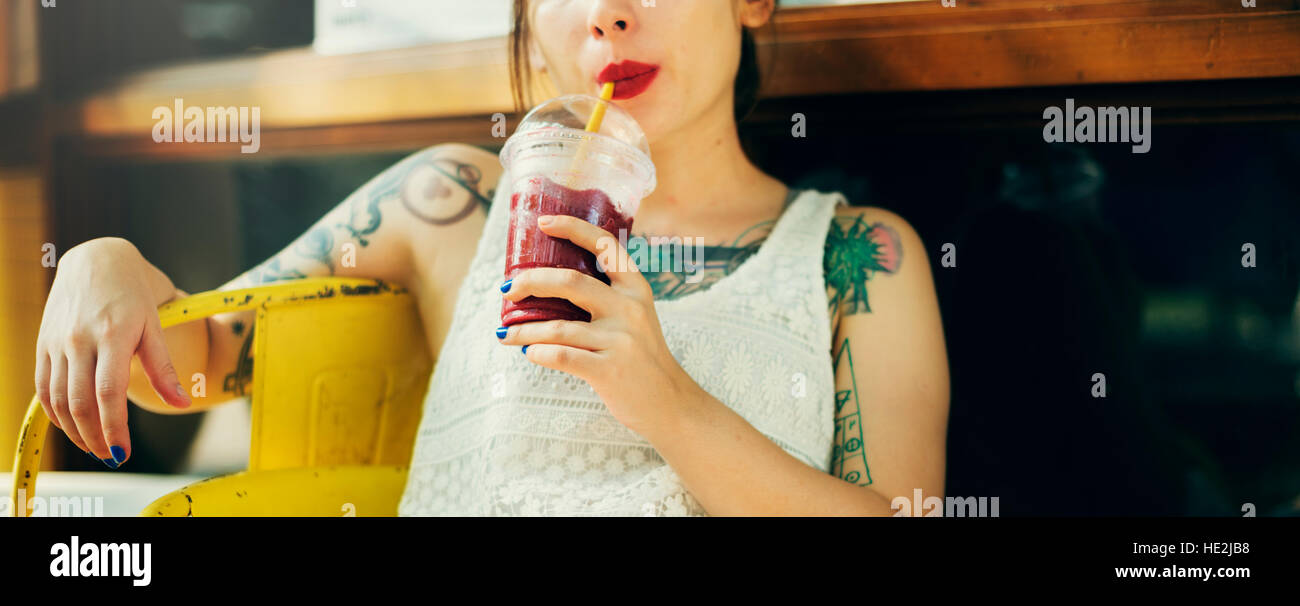 Frau sitzend Coffeeshop Entspannungs-Konzept Stockfoto