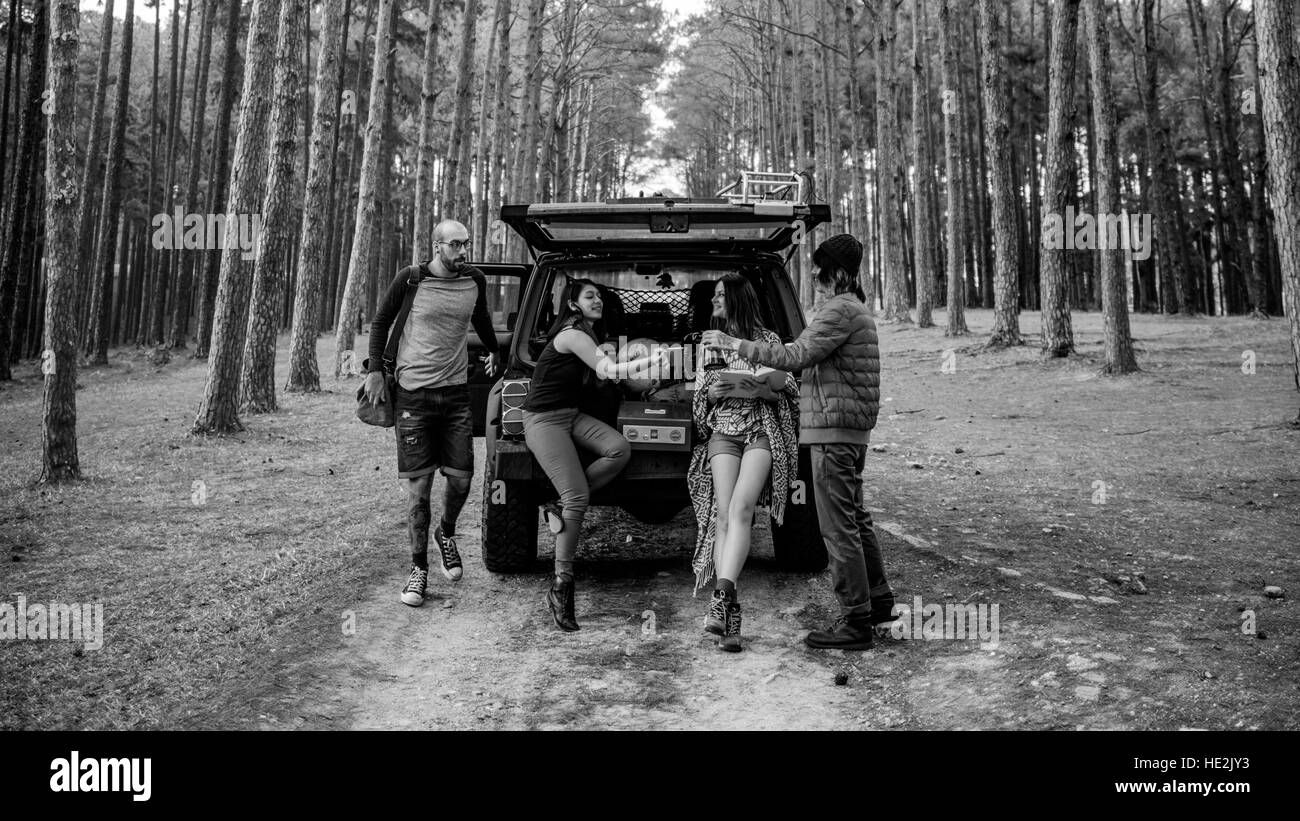 Menschen Freundschaft Hangout Reisen Reiseziel Camping Konzept Stockfoto