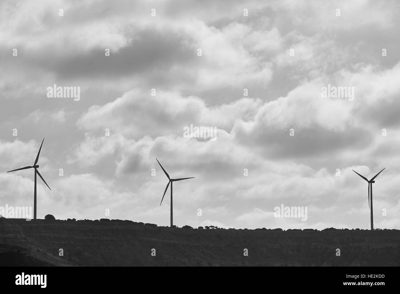 Windkraftanlagen in der Landschaft. Saubere alternative erneuerbare Energie. Horizontale Stockfoto