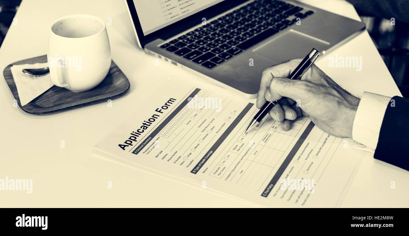 Business-Mann ausfüllen Anwendung Form-Konzept Stockfoto