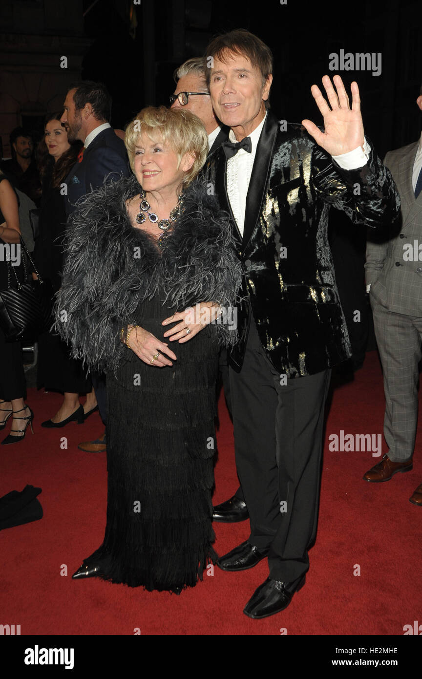 Pride of Britain Awards im Grosvenor House Hotel Featuring statt: Gloria Hunniford, Sir Cliff Richard Where: London, Vereinigtes Königreich bei: 31. Oktober 2016 Stockfoto