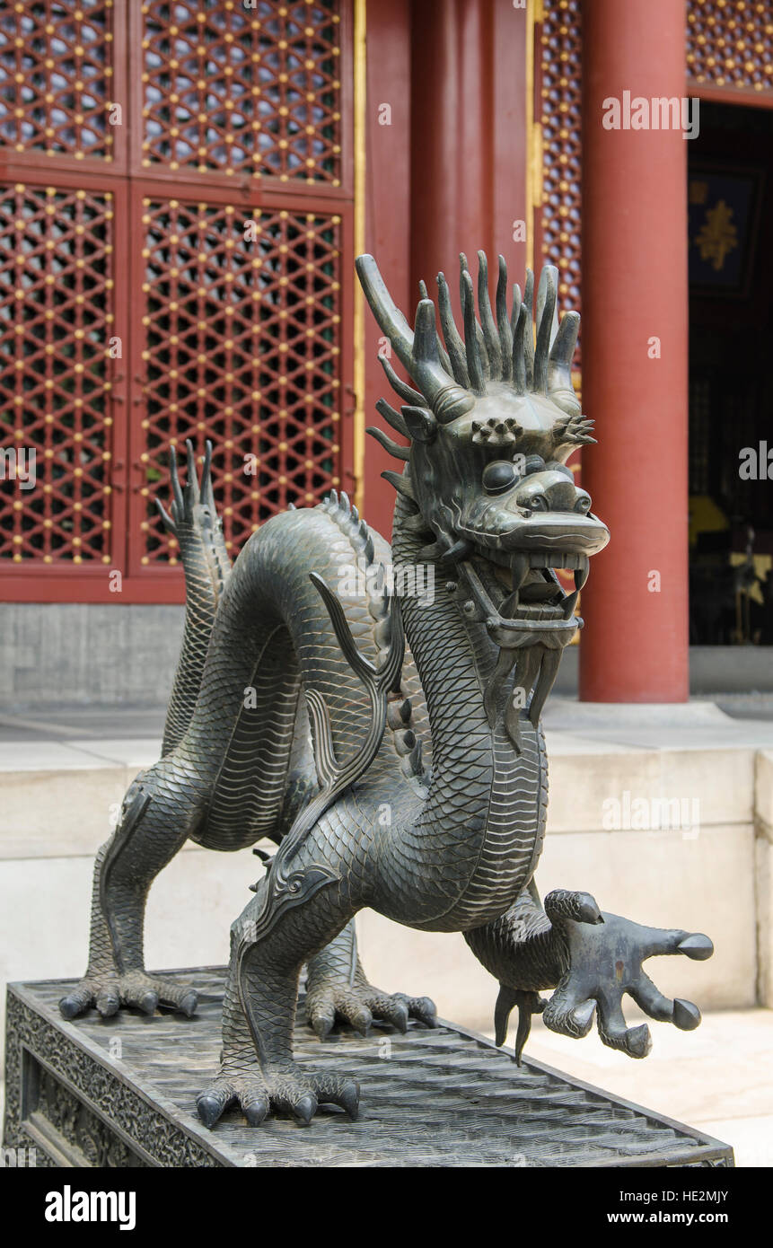 Dragon Statur Skulptur Bewachung Halle des Wohlwollens und Langlebigkeit Sommerpalast in Peking, China. Stockfoto
