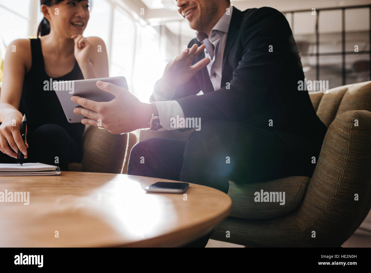 Schuss von Business-Profis, die mit einem Treffen im Büro Lobby mit digital-Tablette beschnitten. Geschäftspartner mit Touchscreen-Computer für Projekt Stockfoto