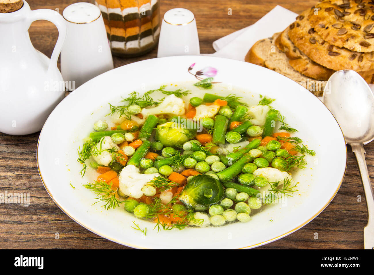 Suppe mit Blumenkohl, Rosenkohl, grüne Bohnen, Erbsen, Carr Stockfoto