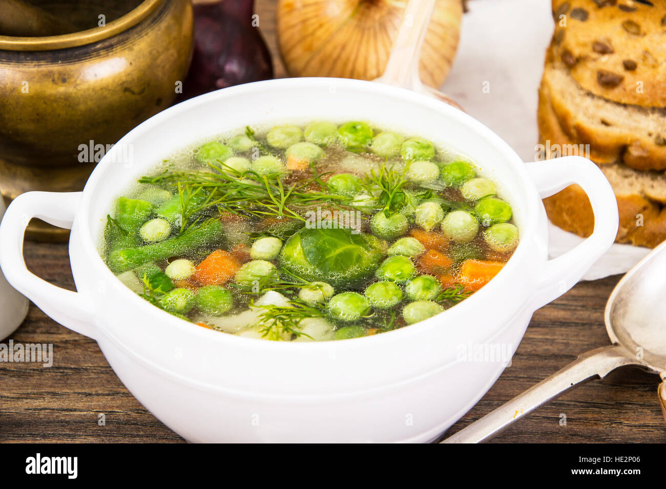 Suppe mit Blumenkohl, Rosenkohl, grüne Bohnen, Erbsen, Carr Stockfoto
