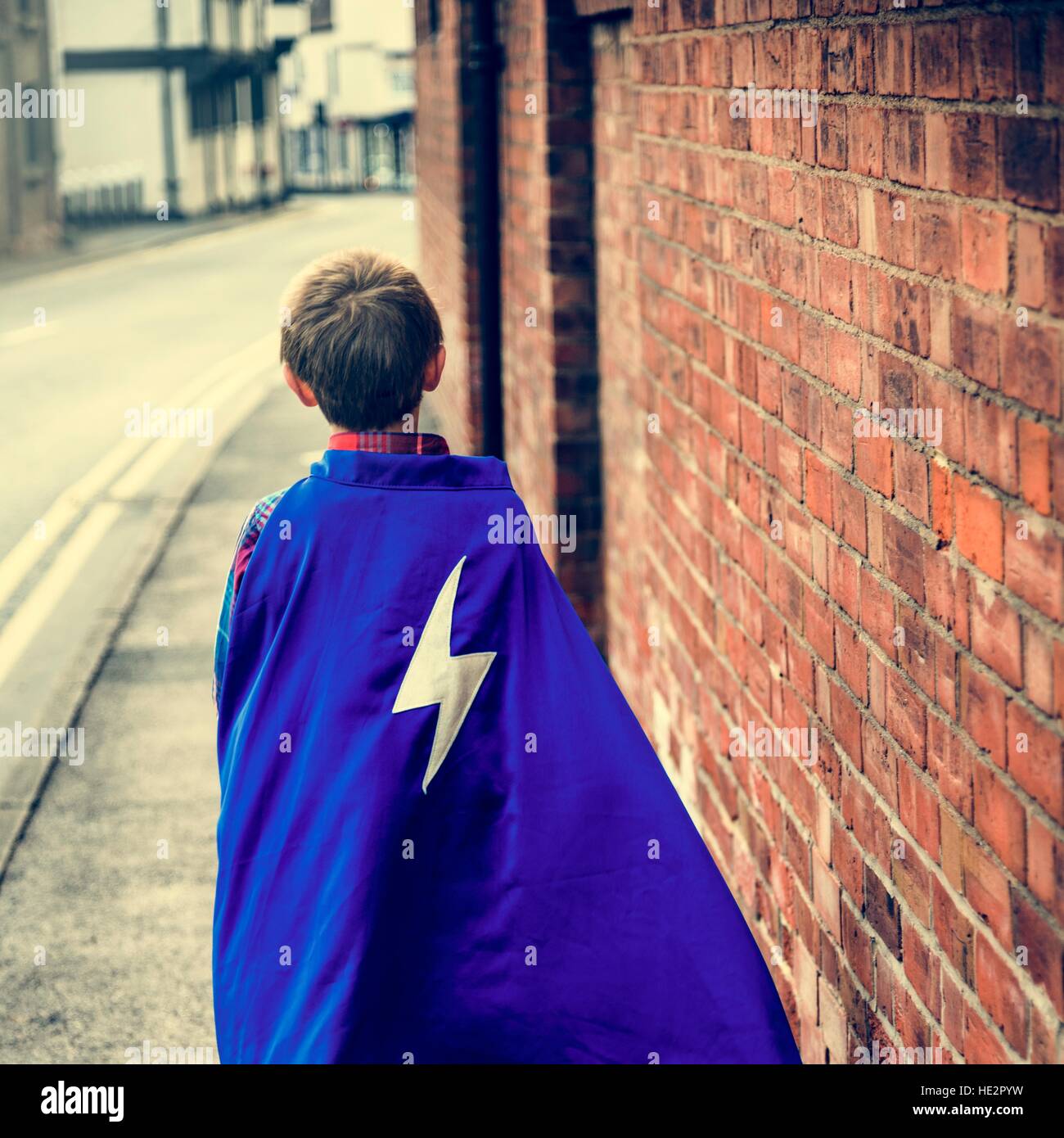 Superheld kleine Junge Phantasie Freiheit Glück Konzept Stockfoto