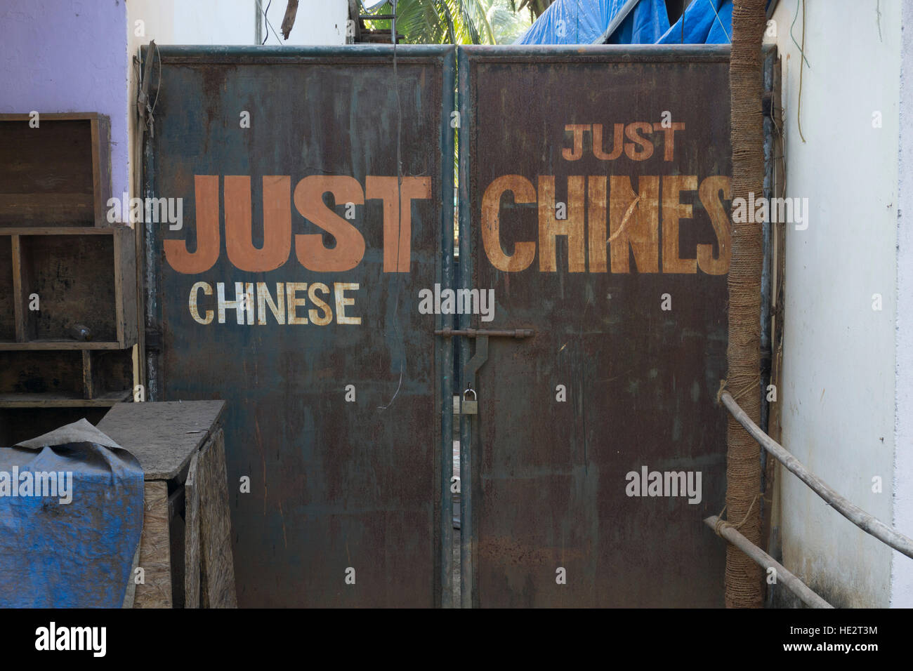 rostige gemalte Zeichen nur chinesische Wort Stockfoto