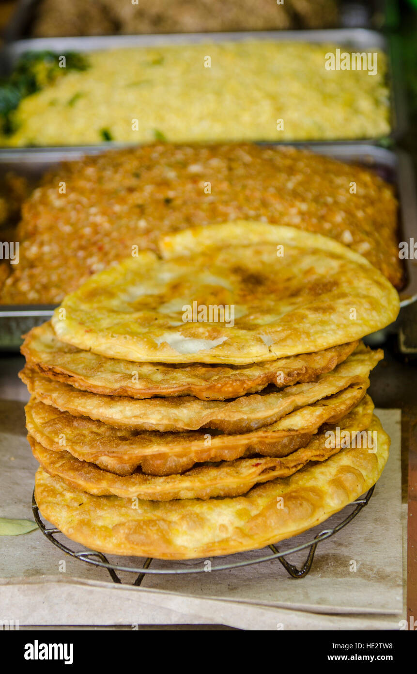 Uyghur Essen Braten Nang flache Brot muslimischen Viertel Markt, Xian, China. Stockfoto