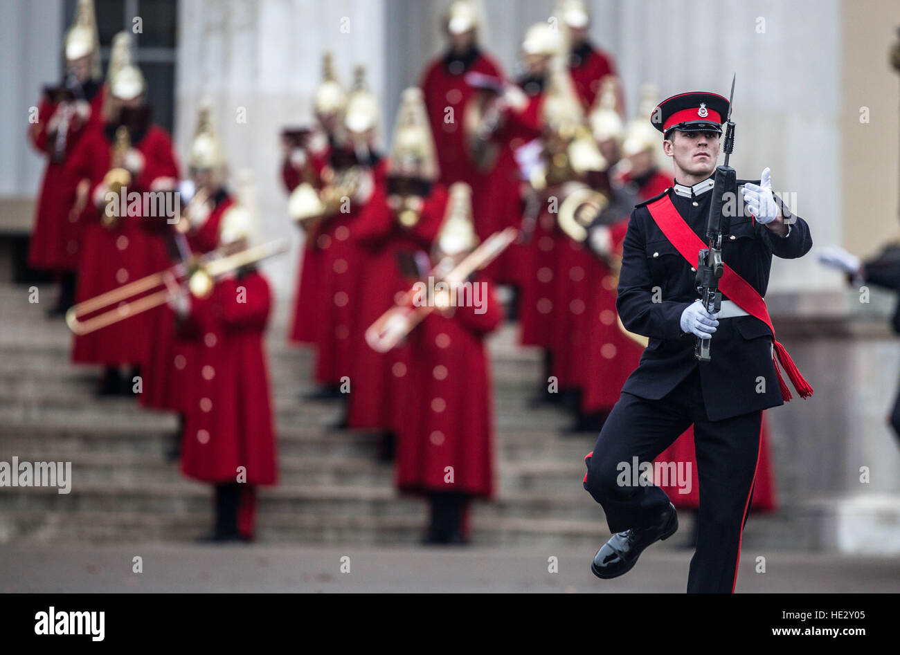 Ein Officer Cadet kommt zum Mittelpunkt der Royal Military Academy Sandhurst, Berkshire, wo der Herzogin von Cornwall Königin Elizabeth II auf das souveräne Parade vertreten ist, der findet am Ende eines jeden Semesters in Sandhurst und die Weitergabe von Officer Cadets, deren Inbetriebnahme abgeschlossen haben. Stockfoto