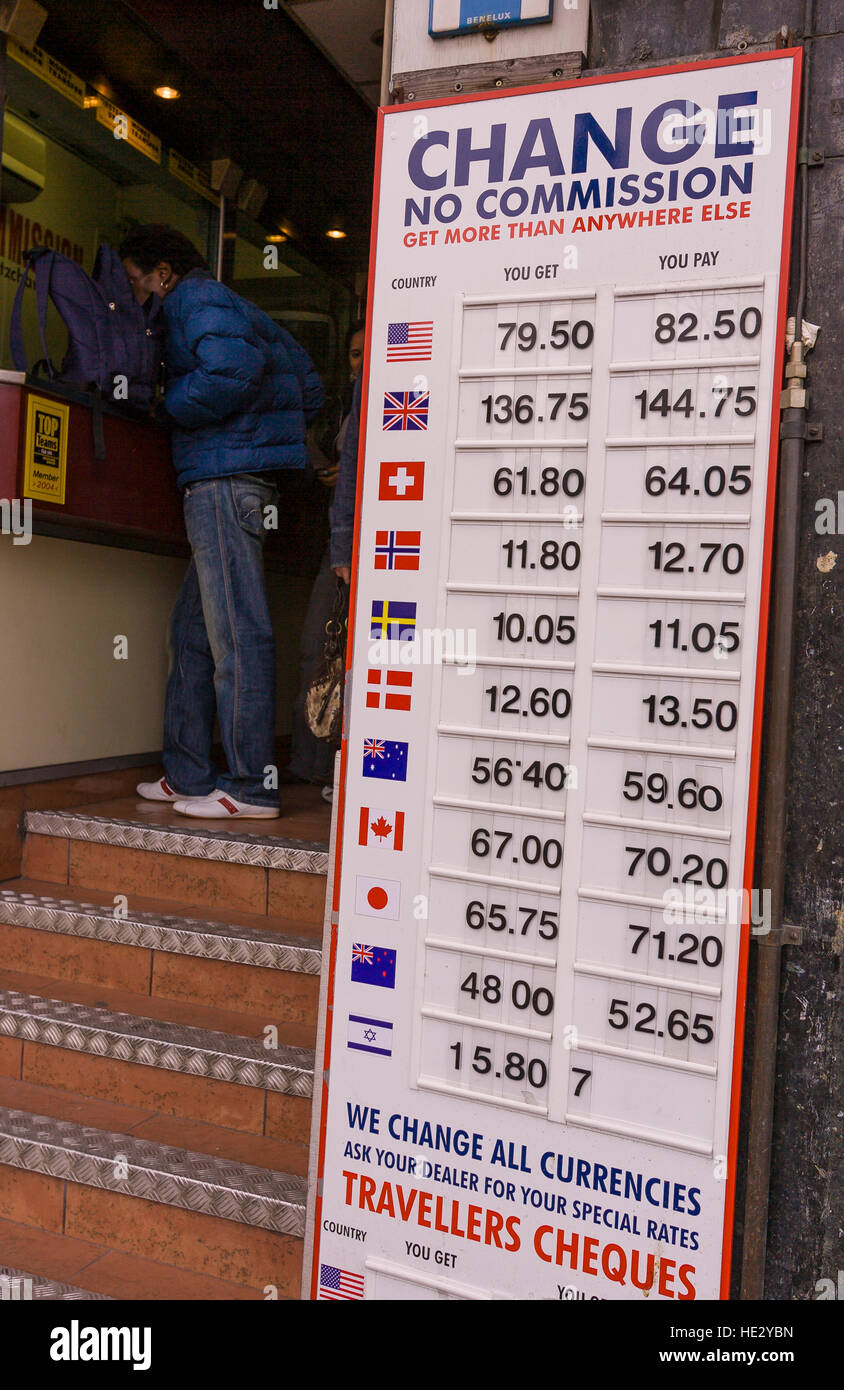 AMSTERDAM, Niederlande - Währung Wechselkurs Schild, auf dem Damrak, im Zentrum von Amsterdam. Stockfoto