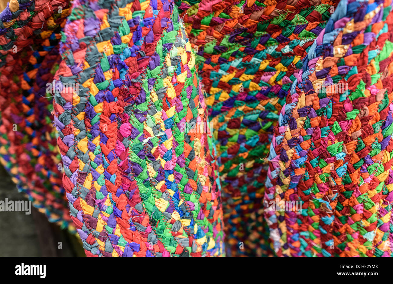 Handgemachte bunte Teppiche hängen zum Verkauf. Stockfoto