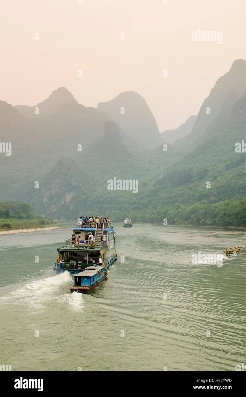 Karstlandschaft am Li-Fluss Boot Kreuzfahrt Yangshuo-Guilin-Guangxi, China. Stockfoto