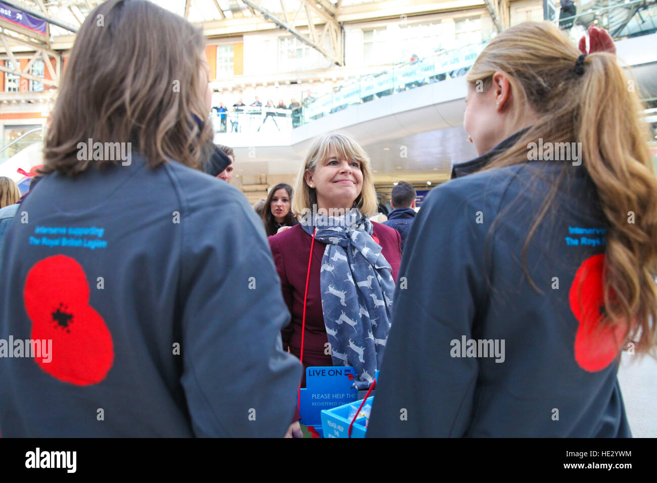 Verteidigungsminister trifft Mitglieder der bewaffneten Kräfte an der Waterloo Station, sammeln für den Mohn Appell zugunsten der Royal British Legion.  Mitwirkende: Harriett Baldwin MP parlamentarischen unter Staatssekretär Minister für Verteidigung-Beschaffung wo: Lon Stockfoto