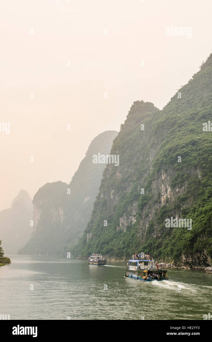 Karstlandschaft am Li-Fluss Boot Kreuzfahrt Yangshuo-Guilin-Guangxi, China. Stockfoto