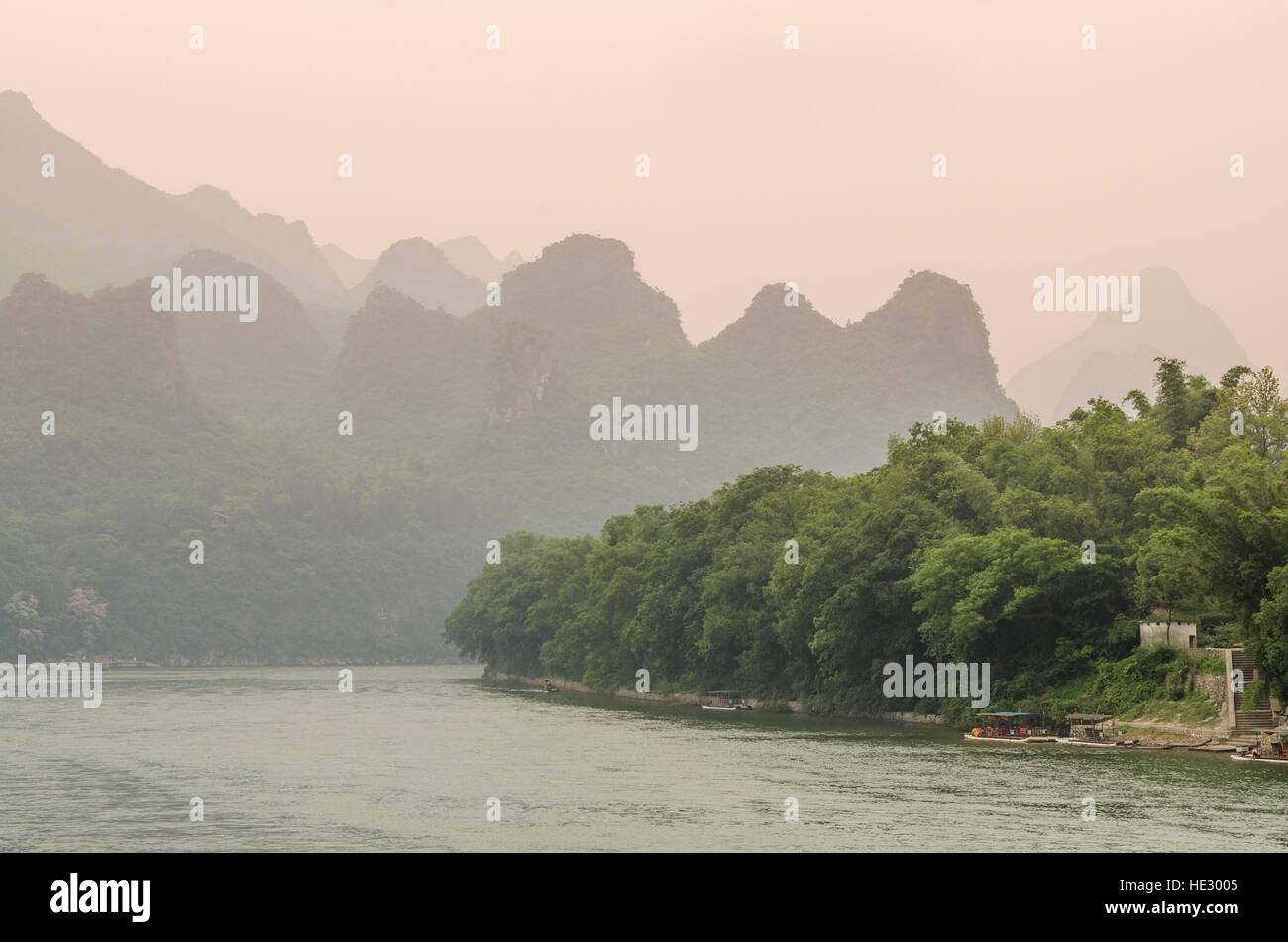 Karstlandschaft am Li-Fluss Boot Kreuzfahrt Yangshuo-Guilin-Guangxi, China. Stockfoto