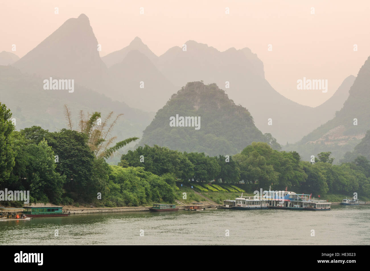 Karstlandschaft am Li-Fluss Boot Kreuzfahrt Yangshuo-Guilin-Guangxi, China. Stockfoto