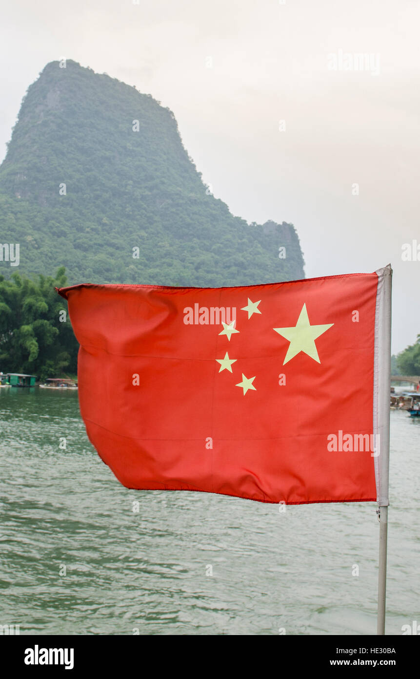Flusskreuzfahrt chinesische Nationalflagge Li River District, Guilin, China. Stockfoto