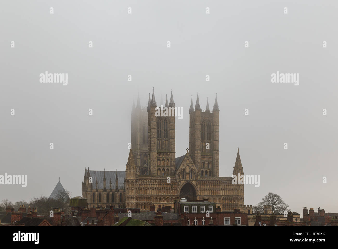 Hohen Blick von Lincoln Kathedrale Burgmauer im Nebel. In Lincoln, England. Stockfoto
