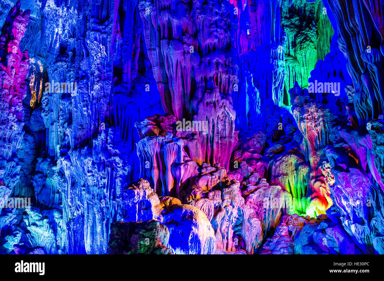 Stalagmiten und Stalaktiten in Reed Flute Höhle Guilin, China. Stockfoto