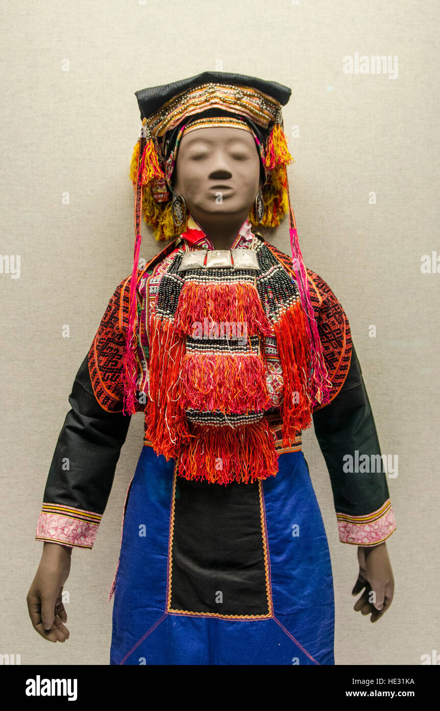 Alten weiblichen Yao feierlichen Kleid Kleidung Ausstellung Shanghai Museum, Shanghai, China. Stockfoto