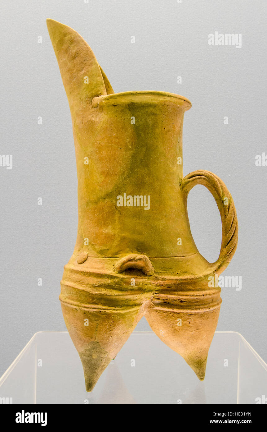 Antike Porzellan Keramik-Keramik Vase Gefäß Glas Krug Topf Ausstellung im Shanghai Museum, Shanghai, China. Stockfoto