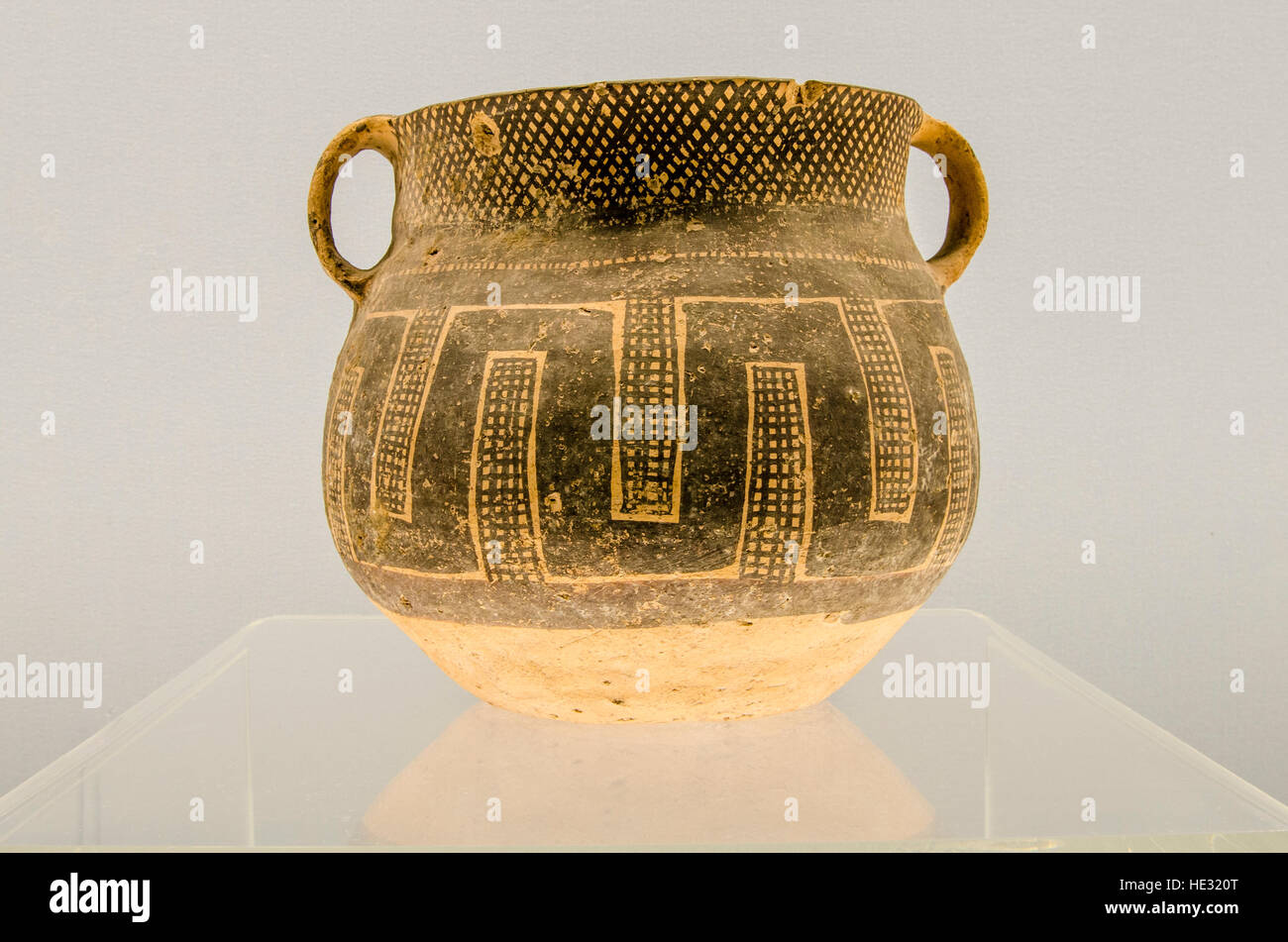 Antike Porzellan Keramik-Keramik Vase Gefäß Glas Schüssel Zick Zack Muster Ausstellung im Shanghai Museum, Shanghai, China. Stockfoto