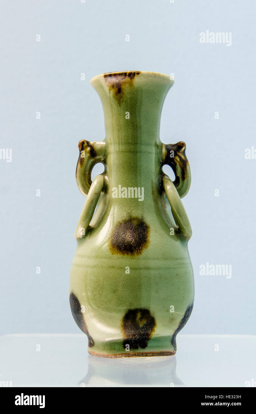 Alten verglasten Seladon Porzellan Keramik-Keramik China Vase Gefäß Glas Ausstellung Display im Shanghai Museum, Shanghai, China. Stockfoto