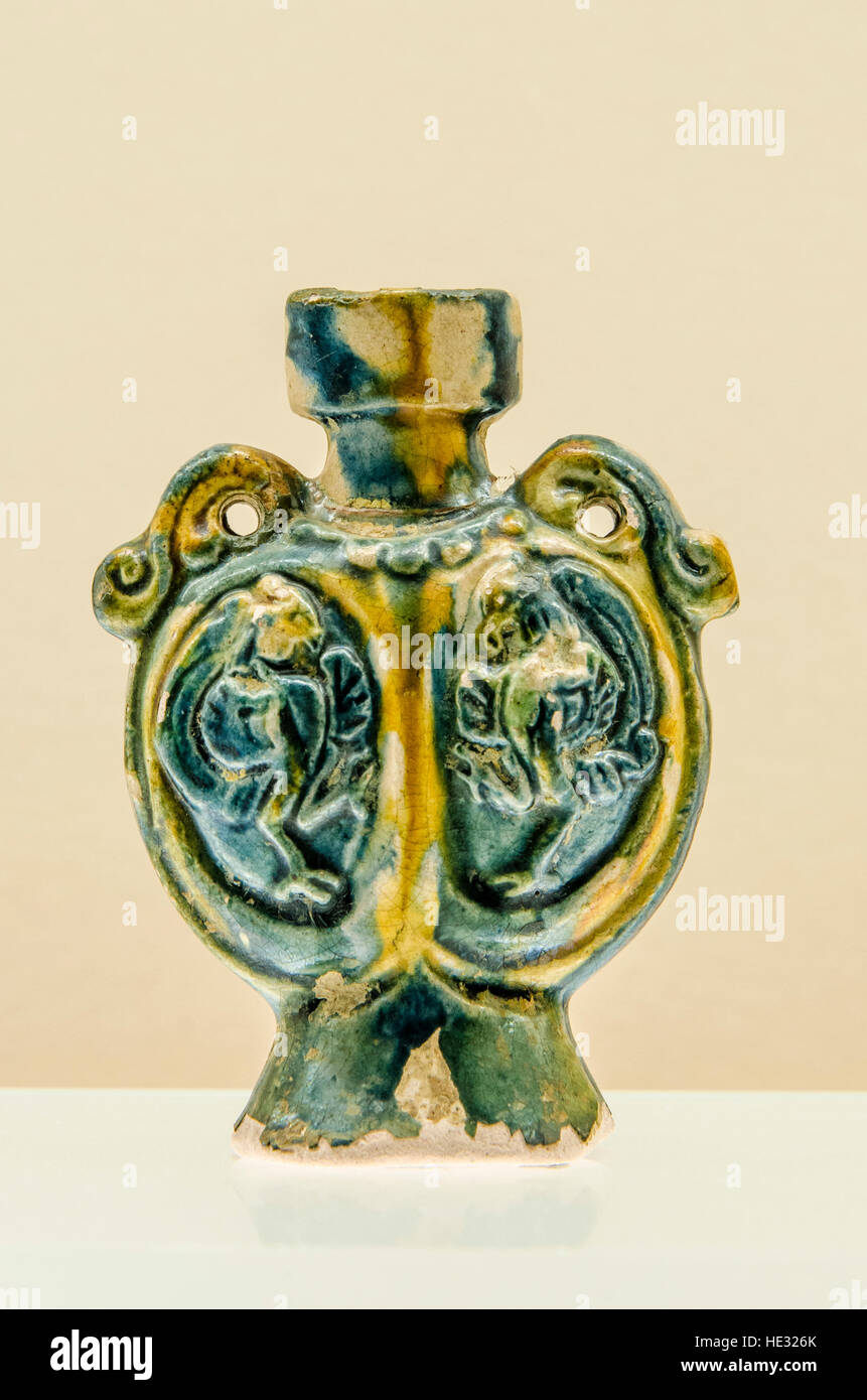 Antike Polychromie glasiertem Porzellan Keramik-Keramik China Glas Schiff Vase Ausstellung Display im Shanghai Museum, Shanghai, China. Stockfoto
