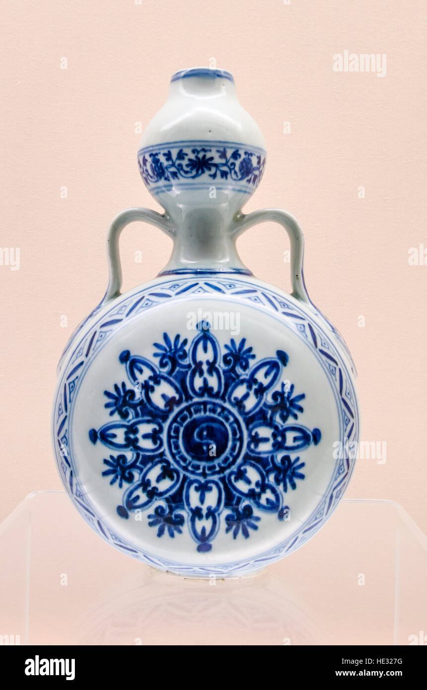 Antike Porzellan Keramik-Keramik Glas Schiff Vase Topf Griff Ausstellung Display im Shanghai Museum, Shanghai, China. Stockfoto