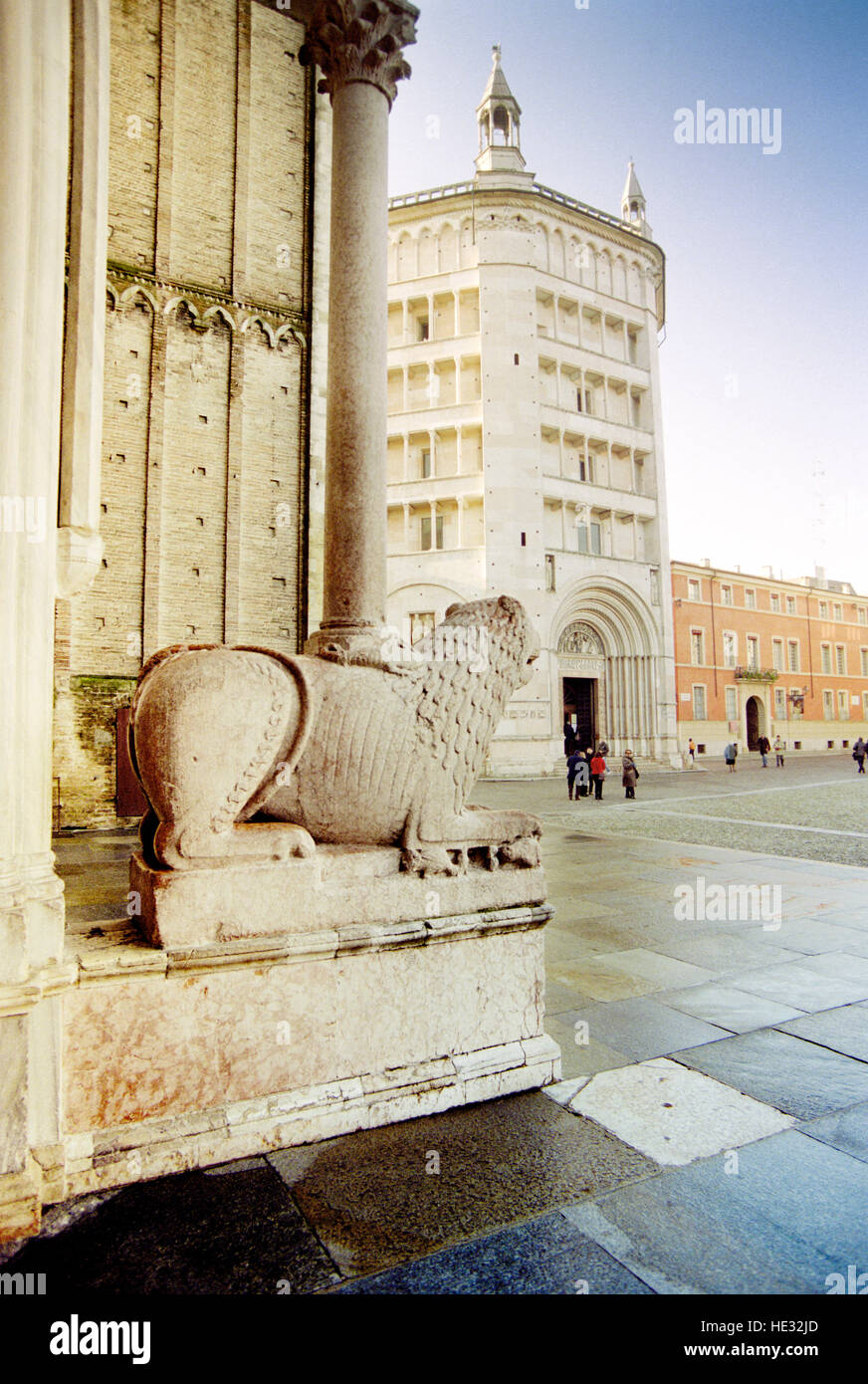 Italien, Emilia Romagna, Parma, Kathedrale Marmor Löwe Hintergrund Baptisterium Stockfoto