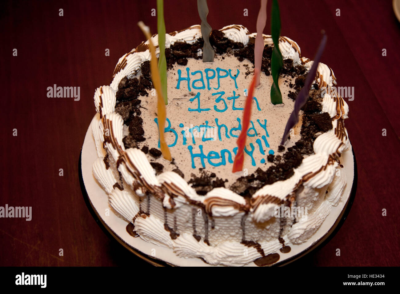 Dekorative Geburtstagstorte mit Kerzen für ein 13 Jahre alter Junge. St Paul Minnesota MN USA Stockfoto