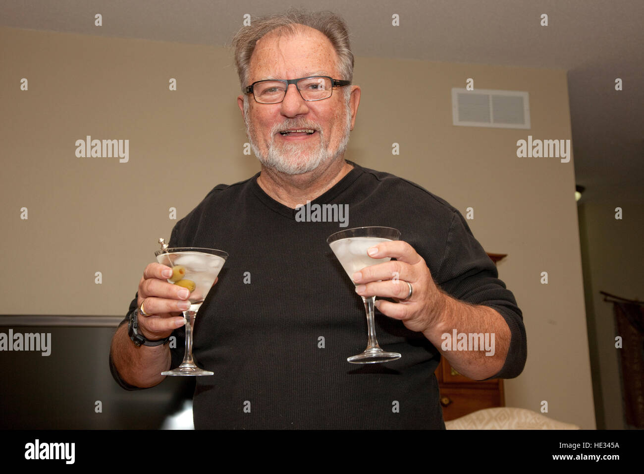 Fotograf & Bon Vivant dienen mir einen Martini in der Hoffnung, sich wertvolle Foto Verkauf Info zu hebeln. St Paul Minnesota MN USA Stockfoto